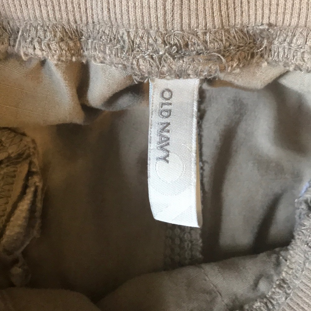 Old Navy low-rise Capris - Picture 2 of 7